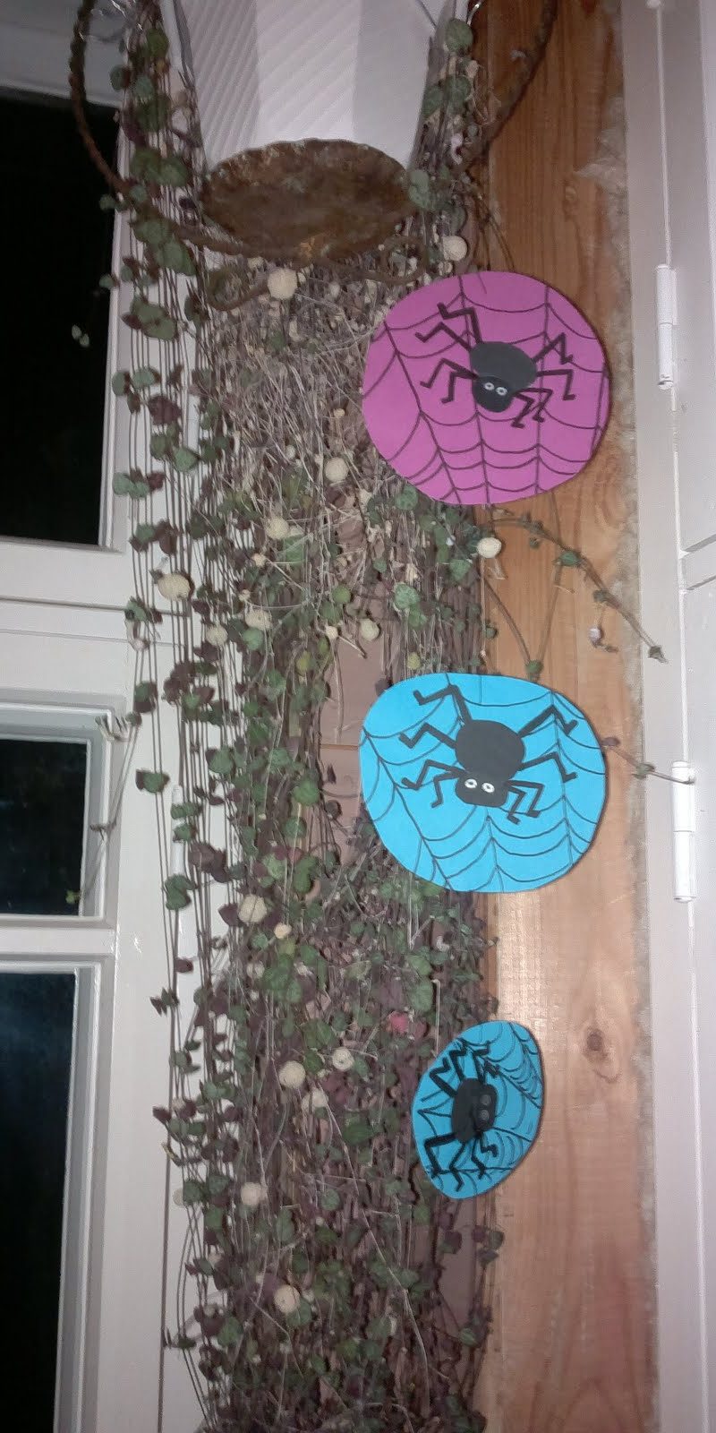 Iik, hämähäkkejä! Halloween-askarteluohjeita