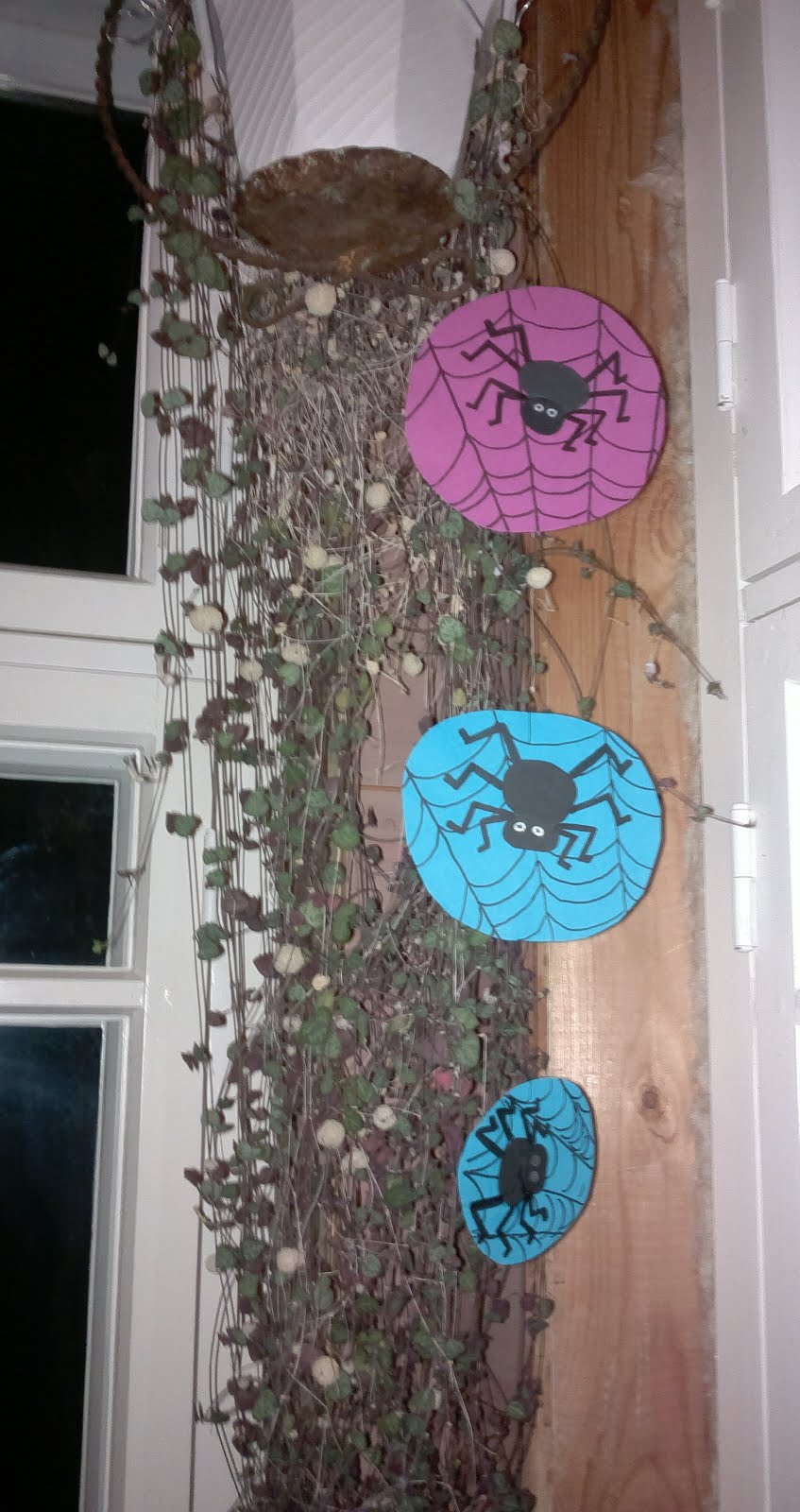 Iik, hämähäkkejä! Halloween-askarteluohjeita