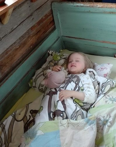 mökillä nukkumassa
