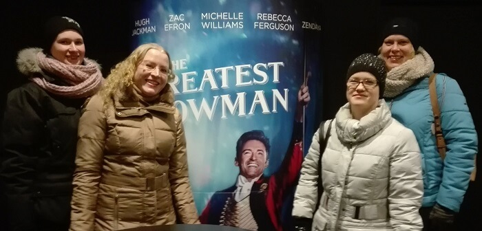 The Greatest Showman elokuvaa katsomassa