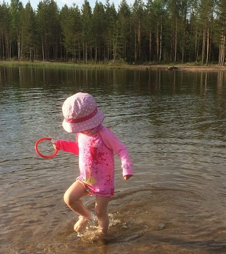lapsi rannalla leikkimässä